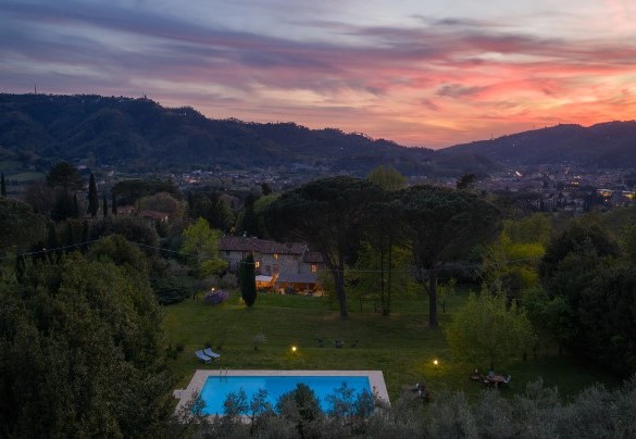La villa al tramonto, sullo sfondo Camaiore e le Alpi Apuane - Villa Delle Silerchie