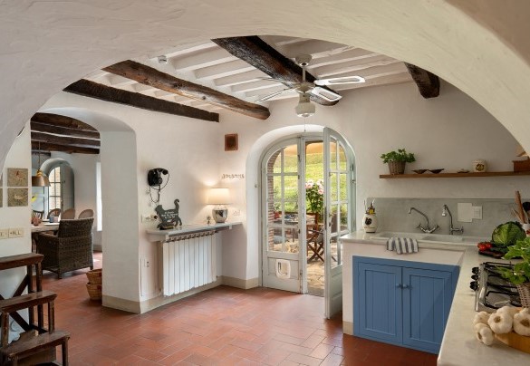 La cucina ha un comodo accesso alla zona pranzo esterna - Villa Delle Silerchie