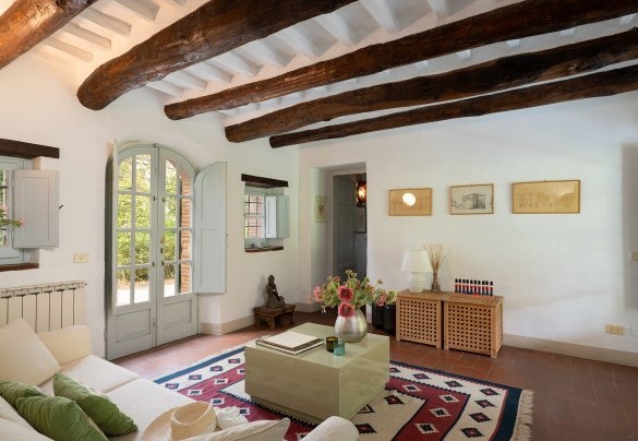 Il salotto al pianterreno con accesso diretto alla pergola - Villa Delle Silerchie