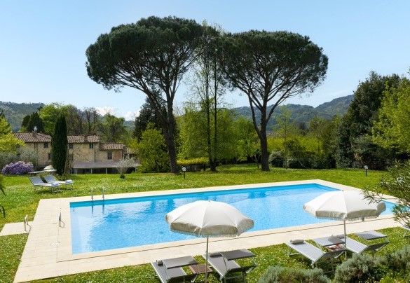 La piscina circondata da un ampio prato destinato a solarium - Villa Delle Silerchie