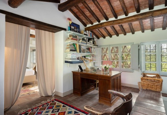 Lo studio nella camera n. 1, con accesso diretto anche da scala esterna - Villa Delle Silerchie