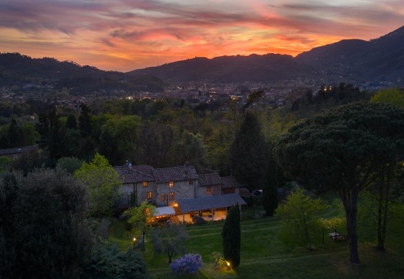 La villa al tramonto, sullo sfondo Camaiore e le Alpi Apuane - Villa Delle Silerchie