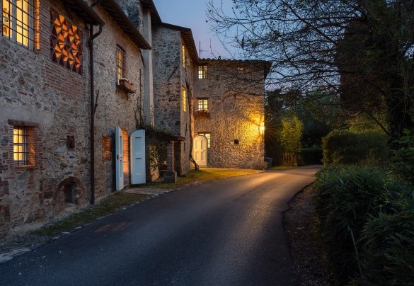 Il viale di accesso e l’ingresso principale - Villa Delle Silerchie