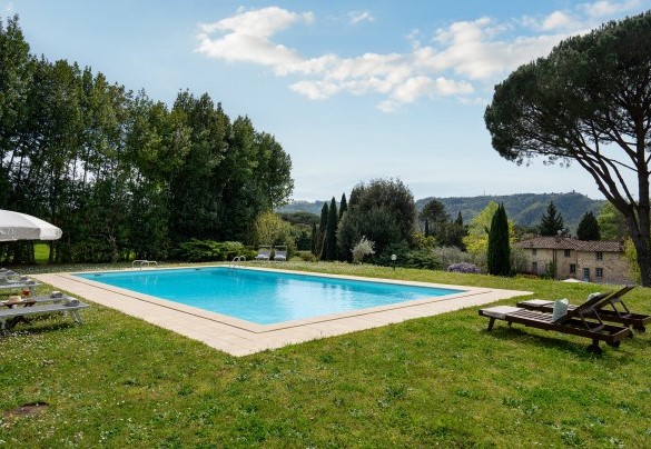 La piscina è collocata su un terrazzamento superiore - Villa Delle Silerchie