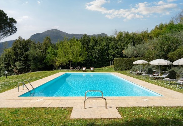 La piscina misura 15 x 6 metri ed ha profondità variabile tra 1,2 e 2,2 metri - Villa Delle Silerchie