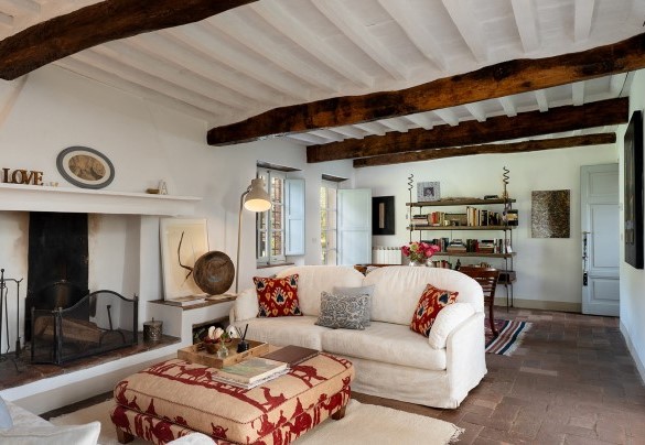 Salotto al primo piano con camino (ornamentale) - Villa Delle Silerchie