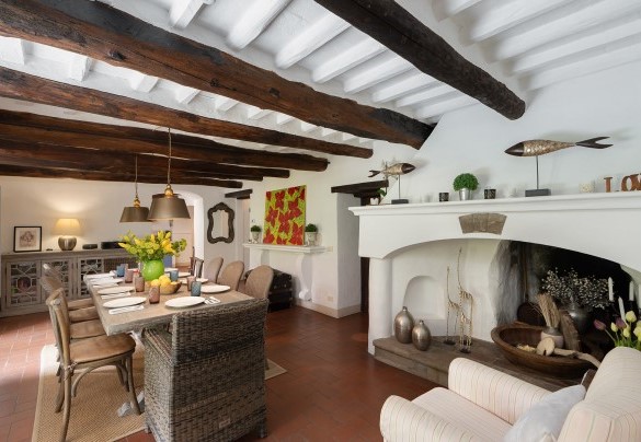 La sala da pranzo con camino ornamentale - Villa Delle Silerchie