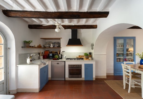 La cucina attrezzata e la dispensa - Villa Delle Silerchie