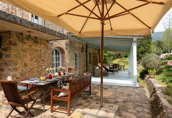 Area soggiorno esterna con tavolo da pranzo e salotto - Villa Delle Silerchie