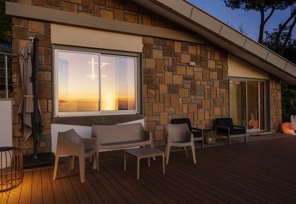 La terrazza accessibile dalla zona living, avvolta dalle calde luci del tramonto – Villa Giulia