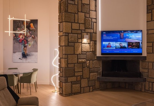 Il luminoso soggiorno con salotto e zona pranzo, abbellito dalle mura di pietra a vista – Villa Giulia