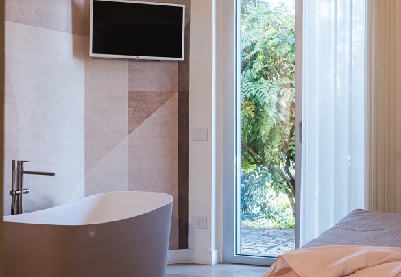 Camera matrimoniale n.1 al piano terra con bagno en-suite con doccia, vasca in camera e cabina armadio – Villa Giulia