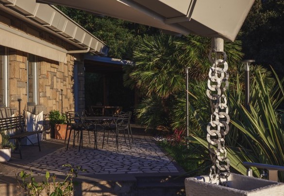 Sulla terrazza che circonda la casa vi sono due aree pranzo all’aperto – Villa Giulia