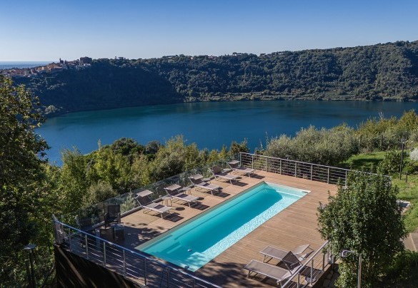 Villa in affitto con piscina esclusiva in una posizione suggestiva tra bosco e lago – Villa Giulia