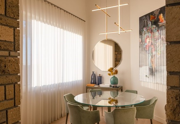 Angolo pranzo nell’ampio soggiorno con le caratteristiche mura di pietra a vista – Villa Giulia