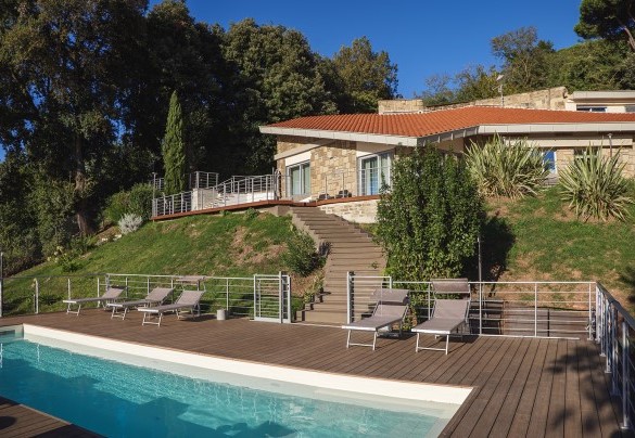 Villa realizzata con tre diverse tonalità di pietra locale, dal carattere distintivo e raffinato – Villa Giulia