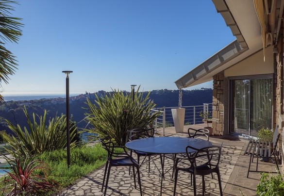 Sulla terrazza che circonda la casa vi sono due aree pranzo all’aperto – Villa Giulia