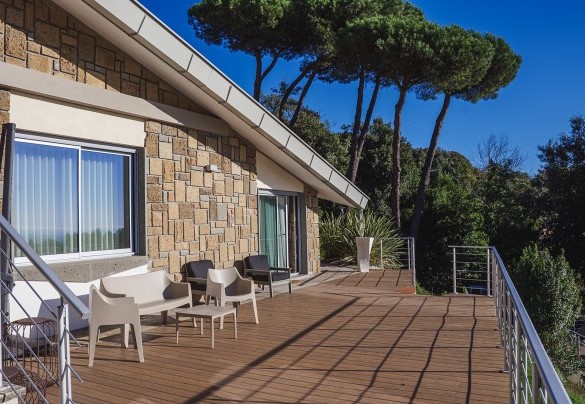 La terrazza accessibile dalla zona living, ideale per momenti di relax all’aperto – Villa Giulia