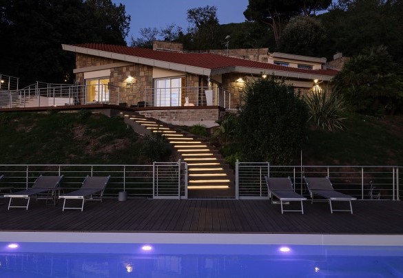 La villa avvolta dalle calde luci del tramonto – Villa Giulia