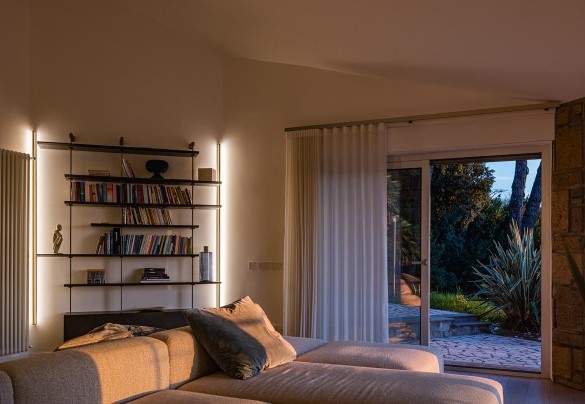 Il luminoso soggiorno con salotto e zona pranzo, con accesso diretto alla terrazza – Villa Giulia