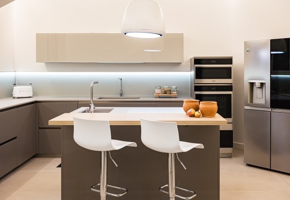 Cucina abitabile con isola centrale e dispensa – Villa Giulia