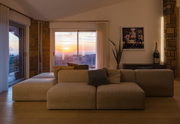 Il luminoso soggiorno con salotto e zona pranzo, con accesso diretto alla terrazza – Villa Giulia