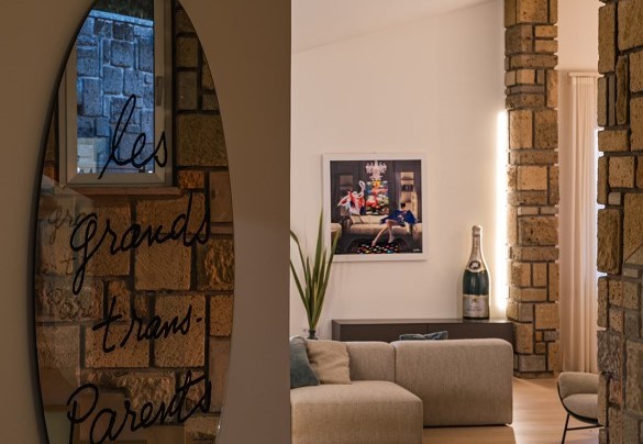 Il luminoso soggiorno con salotto e zona pranzo, abbellito dalle mura di pietra a vista – Villa Giulia