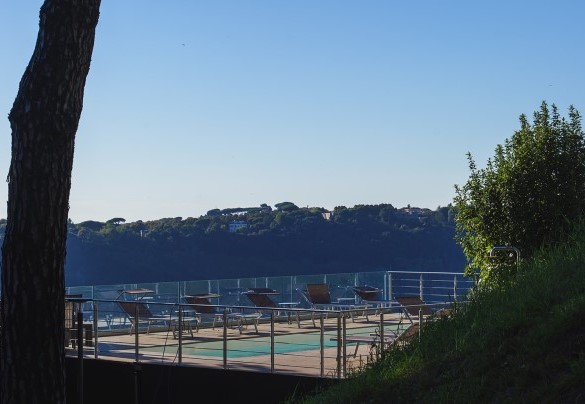 La piscina sospesa su un decking panoramico, regala una vista mozzafiato sul lago di Nemi – Villa Giulia