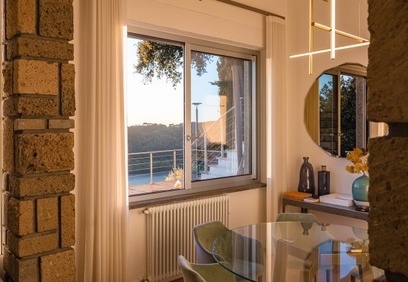 Angolo pranzo con vista mozzafiato sulla piscina e sul lago – Villa Giulia