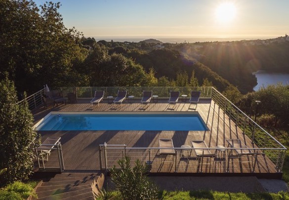 La piscina sospesa su un decking panoramico, regala una vista mozzafiato sul lago di Nemi – Villa Giulia