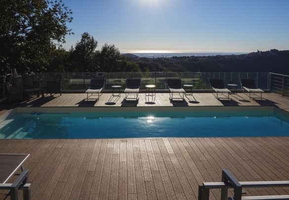 La piscina sospesa su un decking panoramico, regala una vista mozzafiato sul lago di Nemi – Villa Giulia