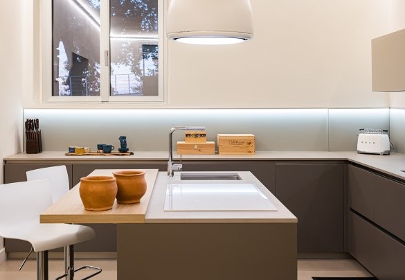 Cucina abitabile con isola centrale e dispensa – Villa Giulia