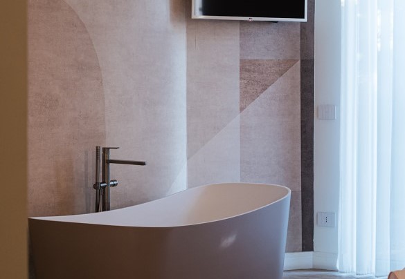 Camera matrimoniale n.1 al piano terra con bagno en-suite con doccia, vasca in camera e cabina armadio – Villa Giulia