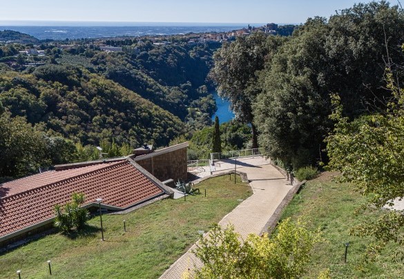 Villa in affitto con piscina esclusiva in una posizione suggestiva tra bosco e lago – Villa Giulia