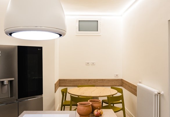 Cucina abitabile con isola centrale e dispensa – Villa Giulia