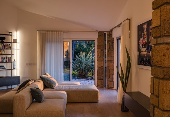 Il luminoso soggiorno con salotto e zona pranzo, con accesso diretto alla terrazza – Villa Giulia