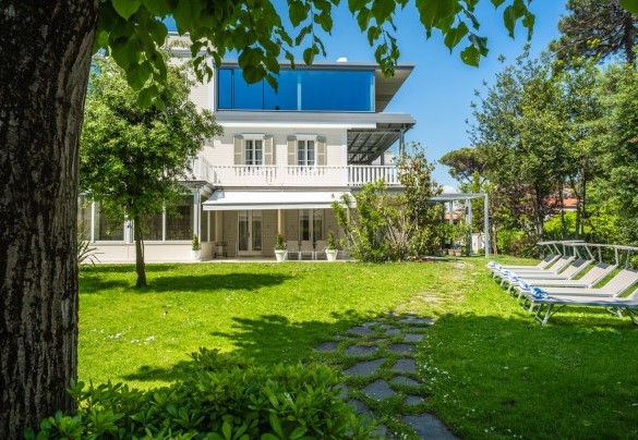 The splendid well-kept garden surrounded by lush vegetation, completely fenced – Villa Guidi