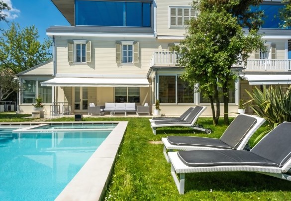 The tiled rectangular pool, measuring 9 x 7,5 m with a constant depth of 1,50 m – Villa Guidi