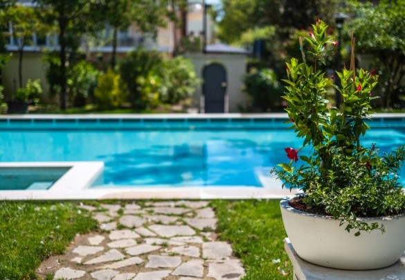 The swimming pool is located in a sunny position not far from the villa, just a few metres from the outdoor dining and sitting area – Villa Guidi