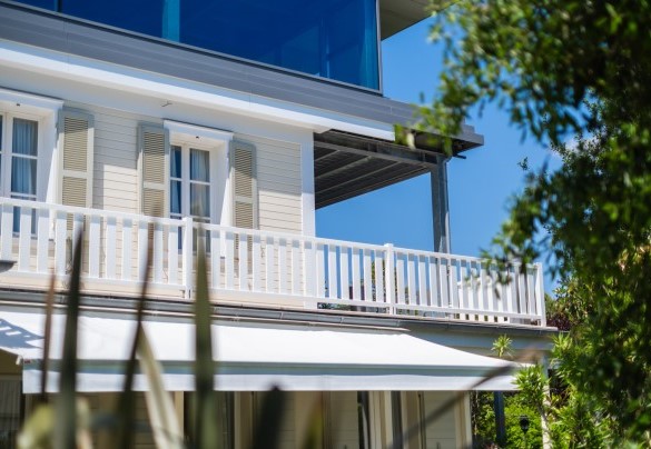 The large terrace of about 75 sq m overlooking the garden and equipped with comfortable sofas and armchairs – Villa Guidi