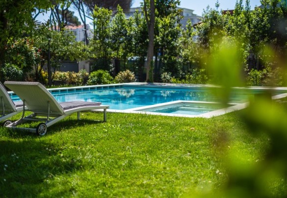In the extensive lawn area surrounding the pool are numerous sunbeds and an outdoor shower – Villa Guidi