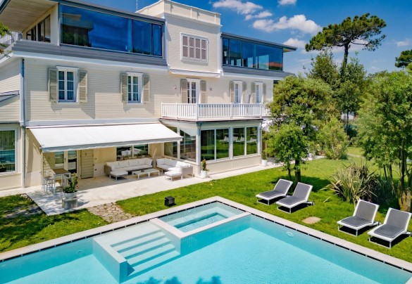 This prestigious villa will allow you to spend a relaxing holiday, thanks to the large swimming pool, relaxation areas and furnished terrace – Villa Guidi