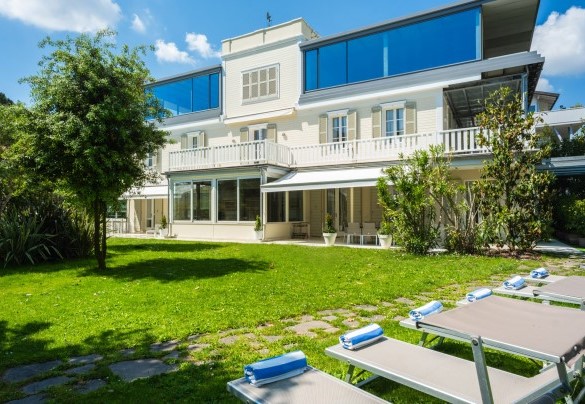In the part in front of the villa, is an outdoor dining and sitting area where guests can enjoy pleasant breakfasts or splendid dinners – Villa Guidi