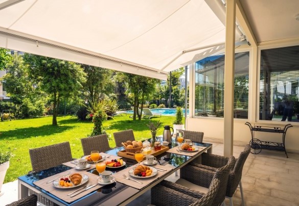 The large outdoor dining area – Villa Guidi