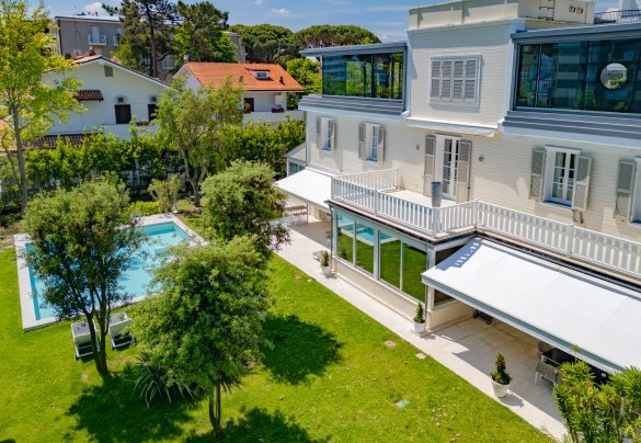 The splendid well-kept garden surrounded by lush vegetation, completely fenced – Villa Guidi