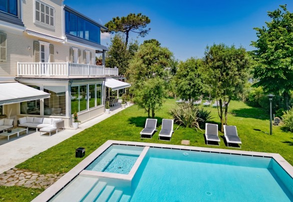 The swimming pool is located in a sunny position not far from the villa, just a few metres from the outdoor dining and sitting area – Villa Guidi