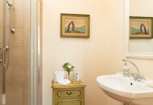 The ensuite bathroom with shower no. 7 (unit 3) on the first floor – Villa Iole
