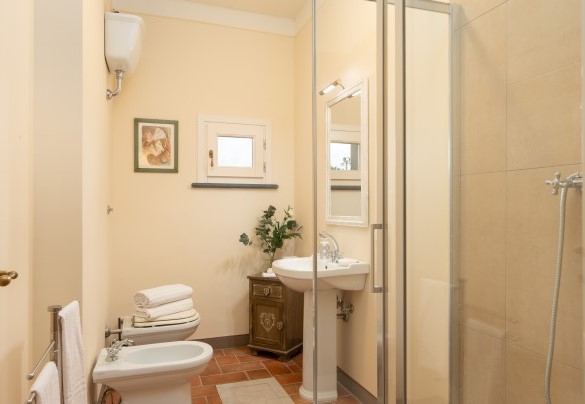 The bathroom with shower no. 6 (unit 3) on the first floor – Villa Iole