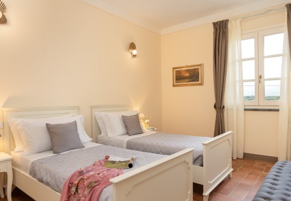The twin bedroom no. 6 (unit 3) on the first floor - Villa Iole
