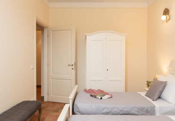 The twin bedroom no. 6 (unit 3) on the first floor - Villa Iole